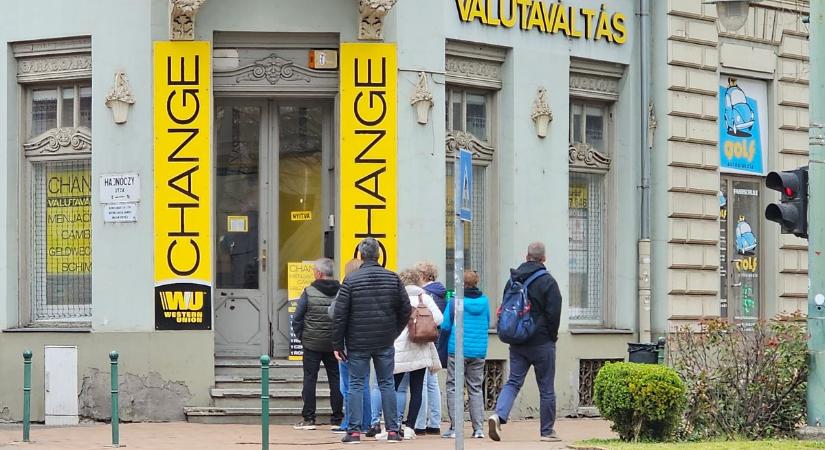 Mindenki tartalékol: megindult a roham a szegedi pénzváltóknál