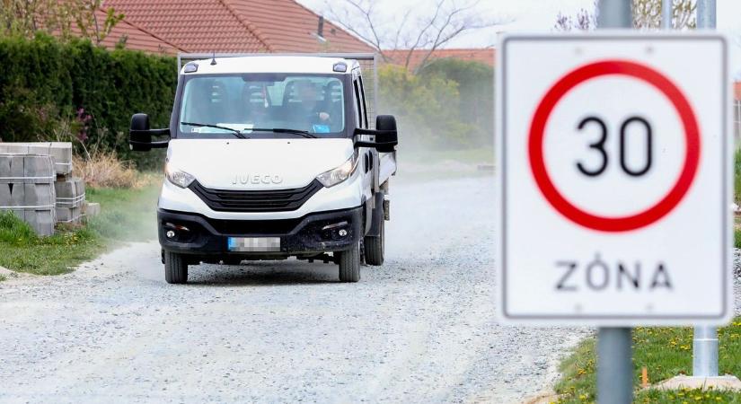 Azbesztszennyezés: már locsolják az utakat az oladi platón, többen fontolgatják a költözést - fotók
