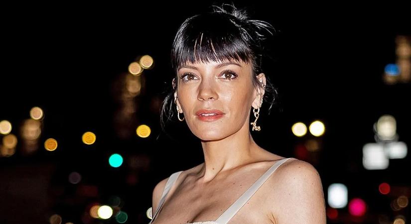 Megvillantotta finom kis didkóját a 40 éves énekesnő – szexi fotókkal