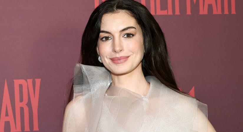 Átlátszó felhőruhában, 36 milliós ékszerek ragyogásában tündökölt Anne Hathaway a vörös szőnyegen