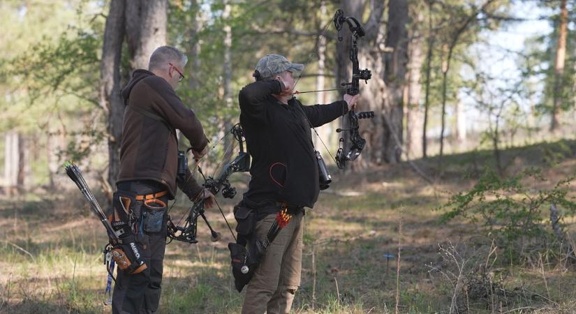 Repültek a nyilak Cseresznyésben