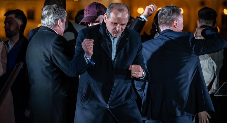 Hegedűs Zsolt örömtáncától Gyurcsány Ferenc reumás csiga imitációjáig – a politikai csípőmozgások története