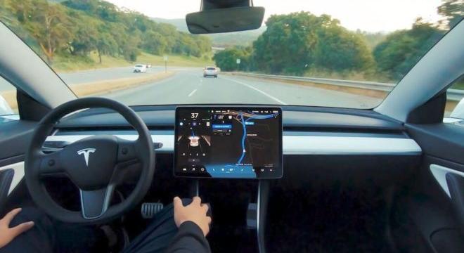 A Tesla önvezető rendszere Európában