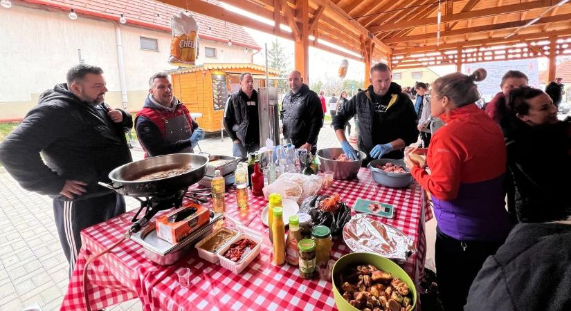 Kőkemény csata zajlott a piacon: mindenki a saját receptjére esküdött (galéria)