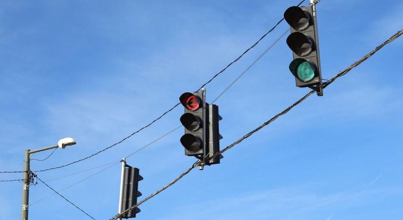 Lekapcsolják a lámpákat az egyik forgalmas debreceni csomópontban, itt vannak a részletek!