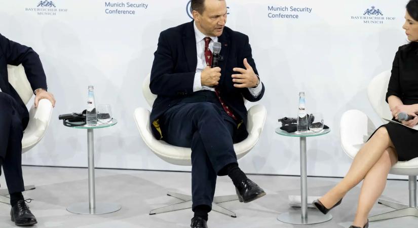 Varsó tárt karokkal várja az új magyar kormányt: Sikorski gratulált Orbán Anitának