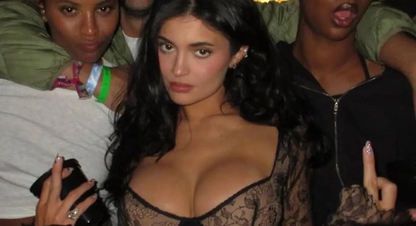 Kylie Jenner topless fotóval jelentette be a nagy hírt – erre senki sem számított