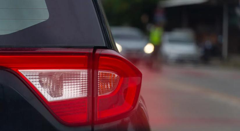 Nem úszod meg a gyorshajtást, ha koszos a rendszámod