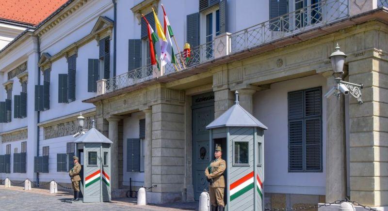 Kézfogó: Magyar és Orbán Sulyok elnökkel találkozik