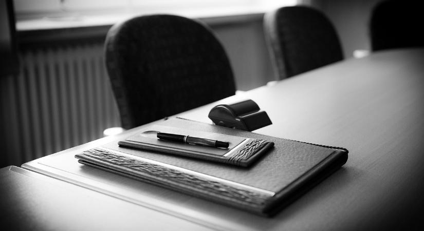 Kevesebb bürokrácia: a parlament elfogadta az anyakönyvi törvény módosítását