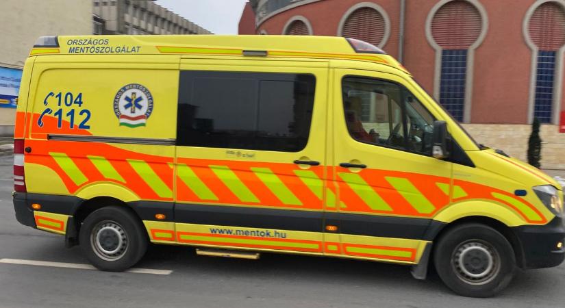 Izgalmas percek! Először életet mentettek, majd utána szavaztak, s két rendőr is besegített