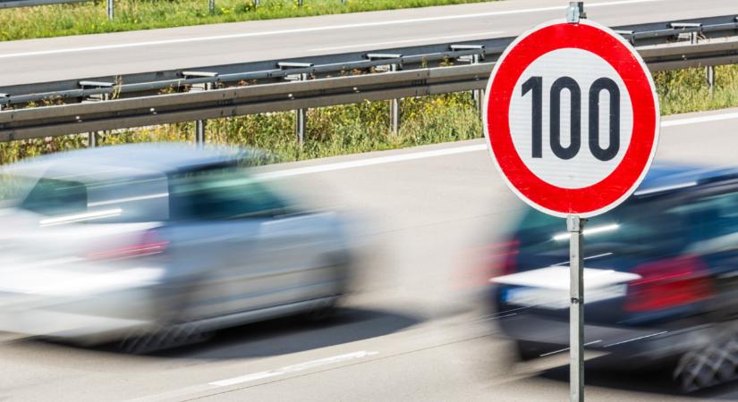 Fű alatt írták át a sebességhatárokat a hazai utakon: csúnyán ráfázhat a büntetéssel, aki ezentúl is megszokásból vezet