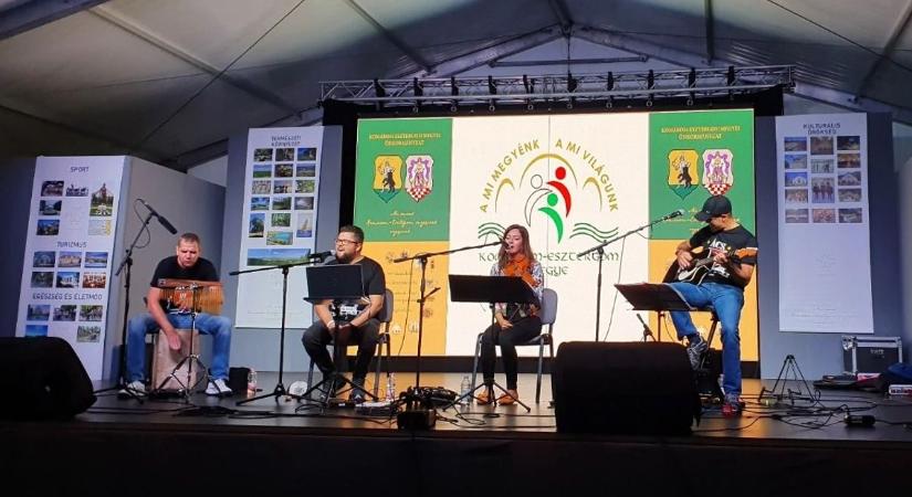 Teagőz és megzenésített versek: rendhagyó irodalmi estet tart a Kifordítva együttes Komáromban