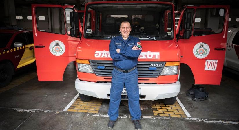 Együtt szavaltak a tűzoltók és a színművészek Tatabányán videó