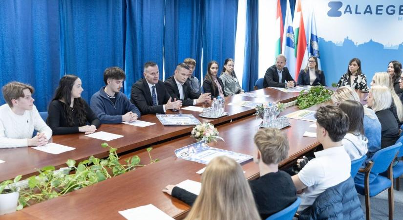 A városházi hatalomátvétel még csak hagyján – Futurisztikus lények is felbukkanhatnak a Fiatalok hetén (galéria, videó)