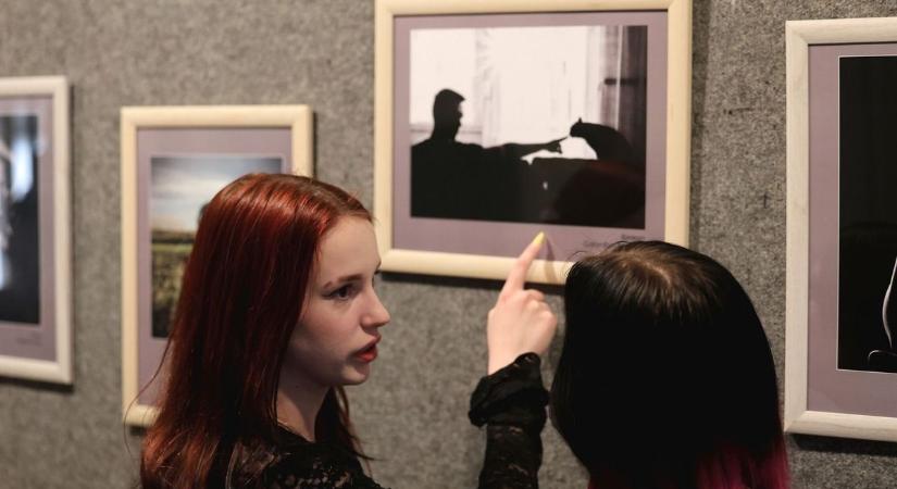 Kiállítás nyílt Miskolcon fotográfus diákok alkotásaiból - fotók, videó