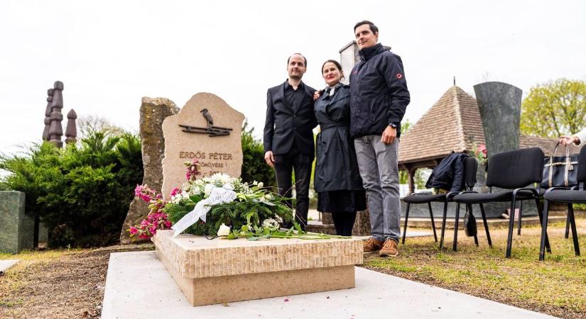 Megható pillanatok Vásárhelyen: felavatták Erdős Péter síremlékét