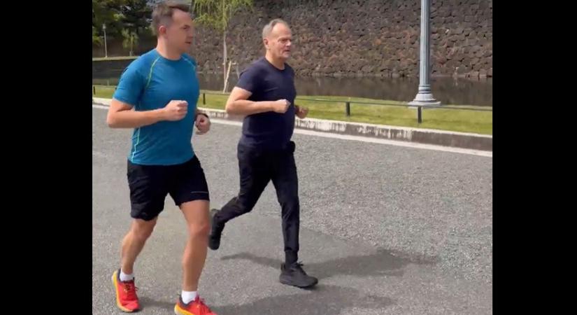 Donald Tusk megosztott egy videót, amin a Gyöngyhajú lányra fut Tokióban