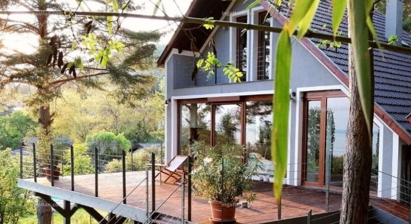 Modern kényelem: a panorámás családi házzal együtt saját fenyvesed lehet a Balatonnál (videó)