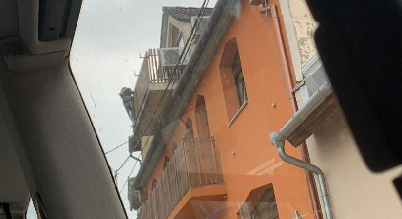 Drámai jelenet egy társasház tetején: hárman próbálták megakadályozni az ugrást