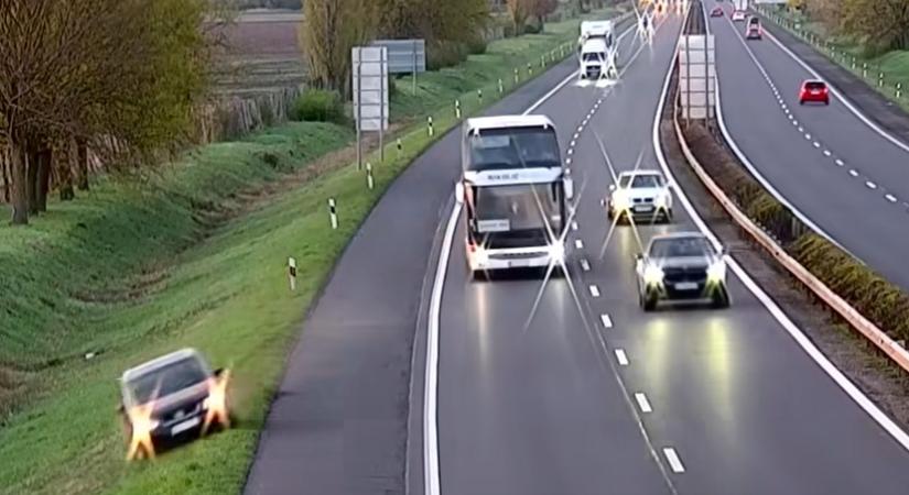 Senkit nem érdekelt, hogy árokba hajtott egy autó az M1-esen