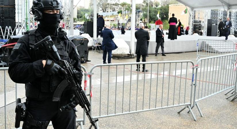 Megrázó: öngyilkos merényletekkel „köszöntötték” a pápát Algériában