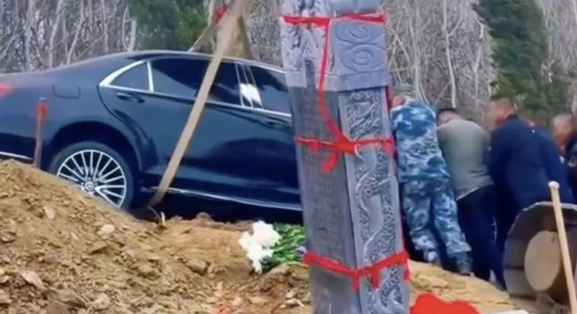 Mercijébe zárva temették el a milliárdost – döbbenetes videó