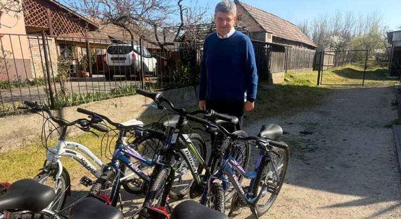 Megígérte, megcsinálta: így lepték meg a gyerekeket Daruszentmiklóson