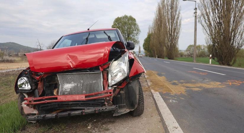 Karambol a 26-oson - három autó balesetezett kedden