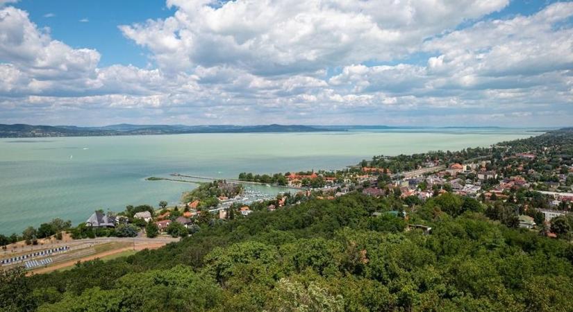 Eladják a legendás üdülőt a Balaton egyik legdrágább telkén: kezdődik a licit, ennyi a kikiáltási ár – fotók