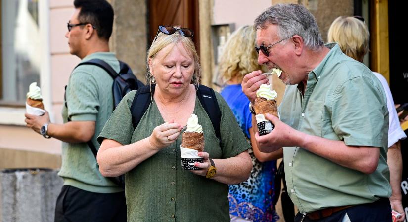 Óriási botrány a kürtőskalácsárusnál, kotnyeles vendég kötekedett egy vásárlóval