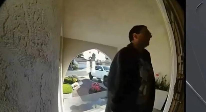 Videón, ahogy az őrjöngő férfi megpróbál bejutni egy házba - Az ott lakó fiatal lányt akarta látni