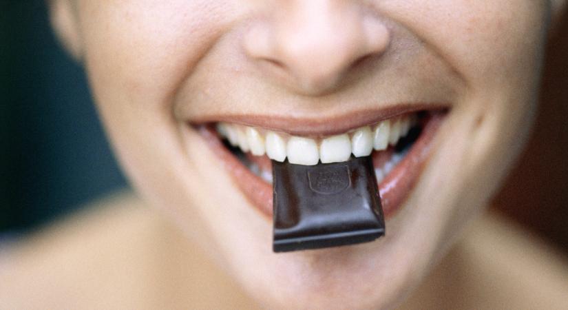 Ez történik a testeddel, ha túl sok étcsokit eszel – szakértők figyelmeztetnek