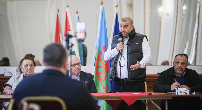 Százával elégetett regisztrációs kérelmekről beszél Aba-Horváth István, a roma nemzetiségi lista vezetője