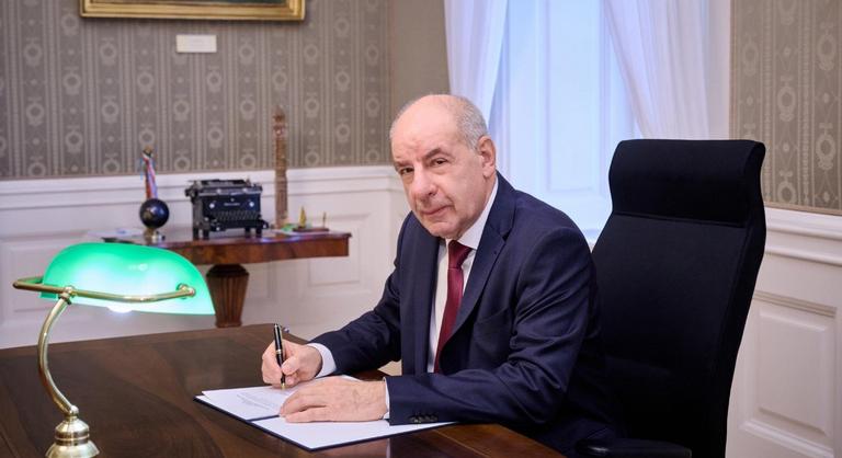 Sulyok Tamásnál feszült találkozó vár Magyar Péterre és Orbán Viktorra, kritikus kérdések kerülnek az asztalra