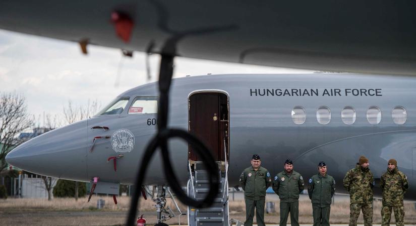 Kiderült, miért siettek a kormány kedvenc katonai repülőgépei a választás éjszakáján