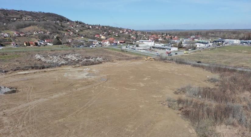 Gigaberuházásnak indult, majd bukás lett – 30 éve várnak bevásárlóközpontra Szekszárd északi részén