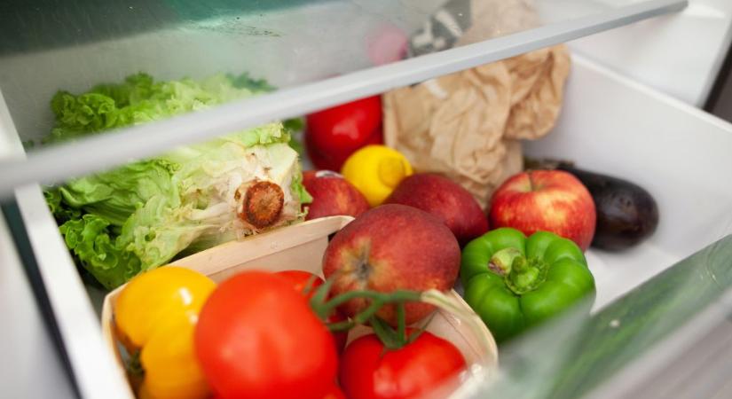 Sokan egy papírtörlőt tesznek a zöldségek alá a hűtőben – nem véletlenül