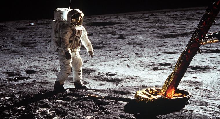 Ingyenesen letöltheted a szoftvereket, melyek a Holdra juttatták az Apollo 11-et