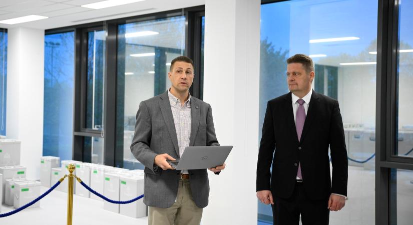 Biztonságban megérkeztek Budapestre az eddigi külképviseleti urnák, ma estig mind ideér