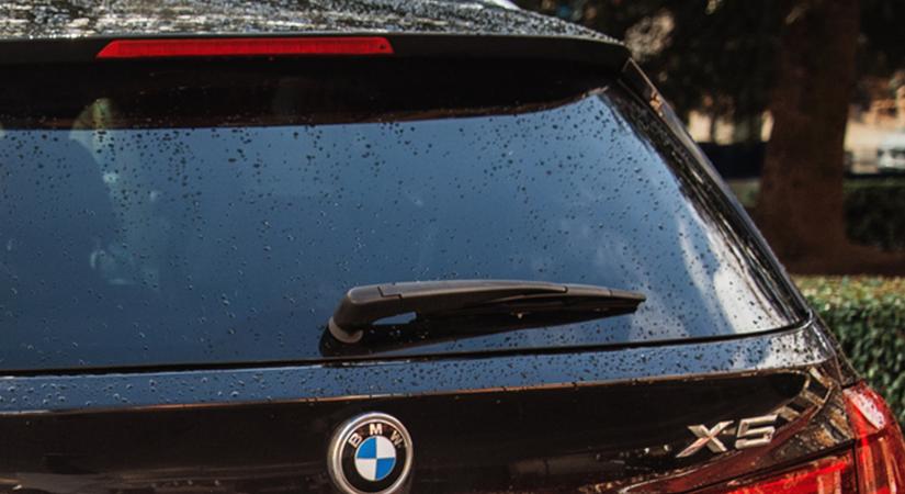 Jópofa egyedi rendszámmal üzen egy BMW-s