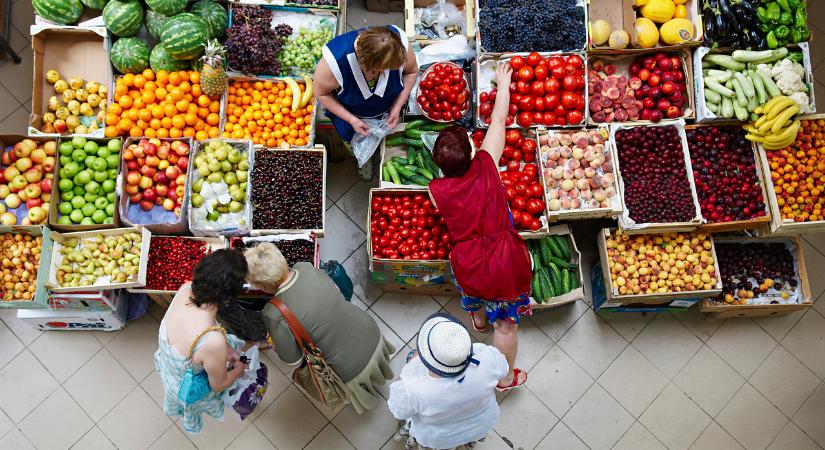 35 ezer forintot kérnek egyetlen darabért – luxusgyümölcs bukkant fel a miskolci piacon, és veszik