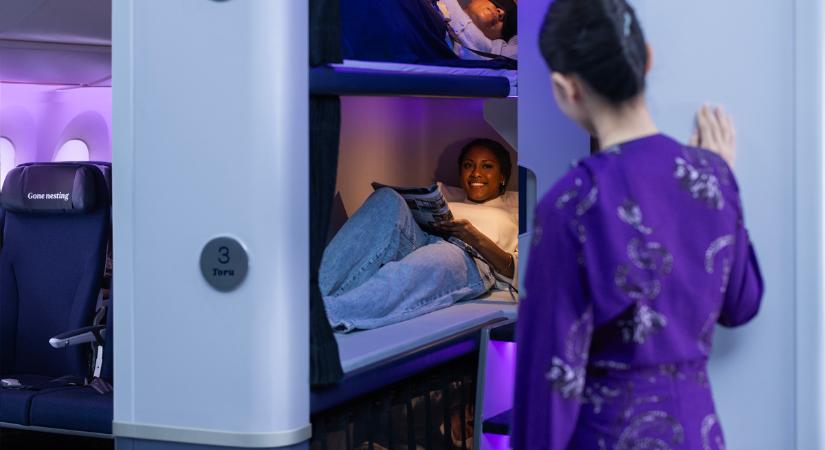 Emeletes ágyakat raknak a repülőkre, itt vannak az első képek