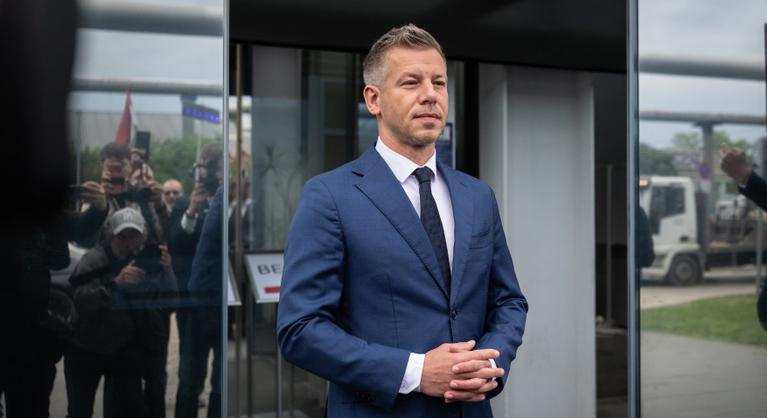 Magyar Péter a közmédiában: Felfüggesztjük ennek a propagandamédiának a szolgáltatását