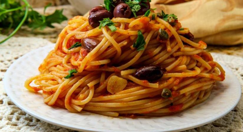 Így készül a tészta rosszlány módra: a spaghetti alla puttanesca az egyik legfinomabb olasz recept