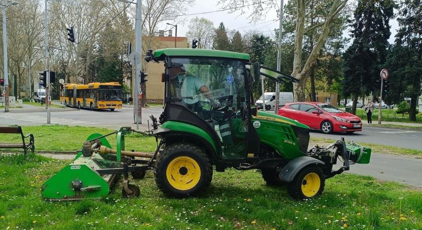 Két új fürge traktor is nyírja a füvet a zalai városban – másfél millió négyzetméteren dolgoznak (videó)