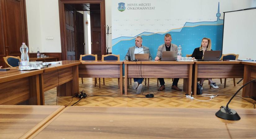 A Heves megyei Fidesz máris úgy beleállt az ellenállásba, hogy el se mentek a saját bizottsági ülésükre a Megyeházán