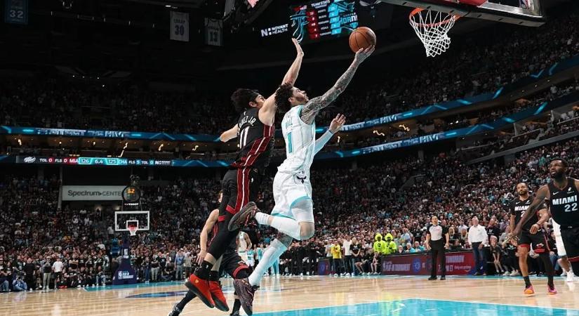 Őrült, hosszabbításos végjáték után a Hornets legyőzte a Miamit az NBA play-injében – videó