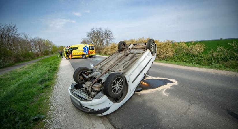 Súlyos baleset Hajdú-Biharban, felborult autó utasai kerültek kórházba – fotókkal, videóval