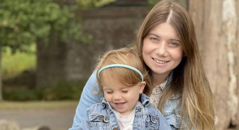 Romokban a család: hősként halt meg a fiatal édesanya, aki utolsó erejével még biztonságba tolta kislánya babakocsiját a gyilkos sofőr elől